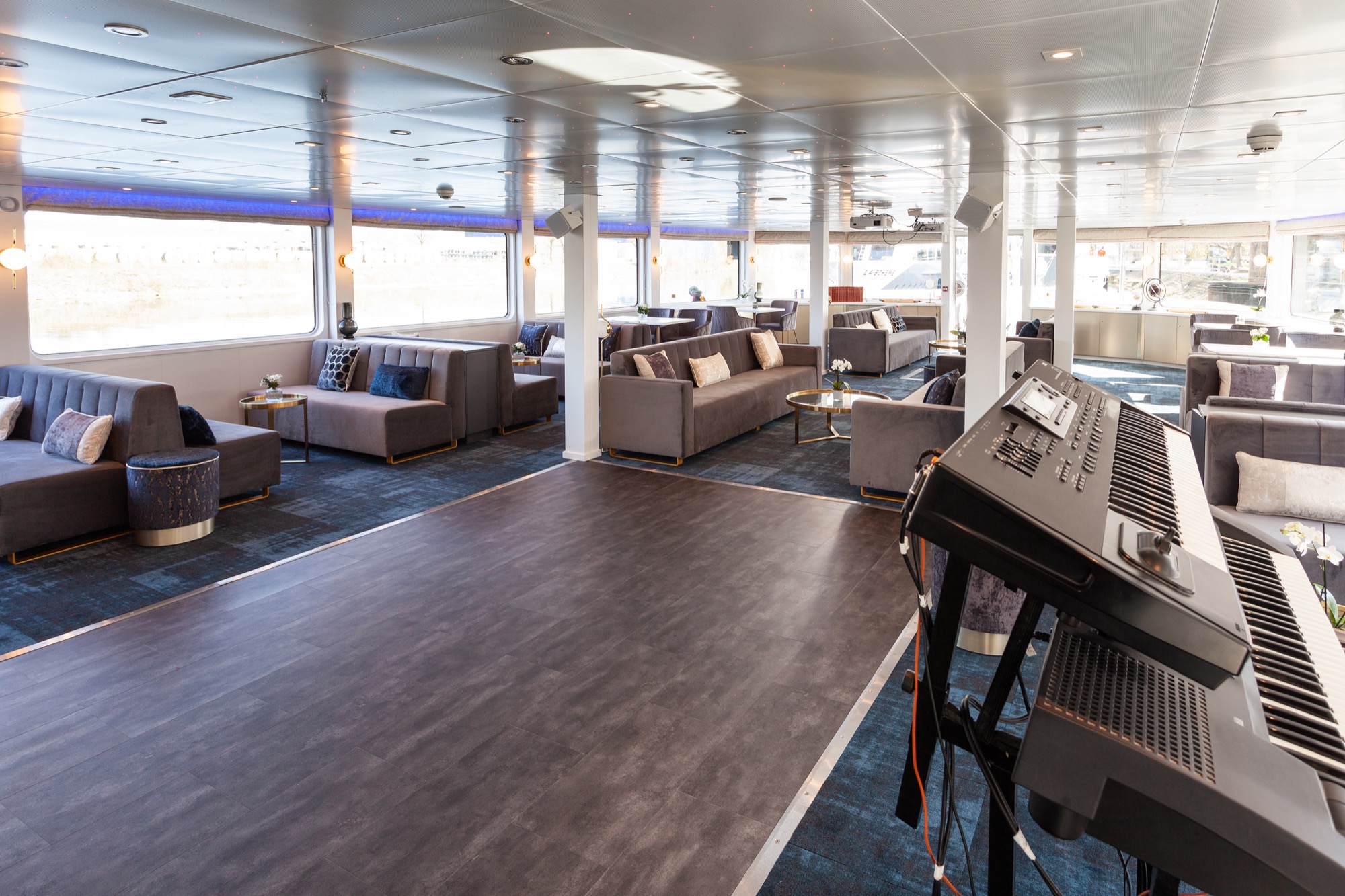 CroisiEurope MS Victor Hugo Lounge Bar 3.jpg